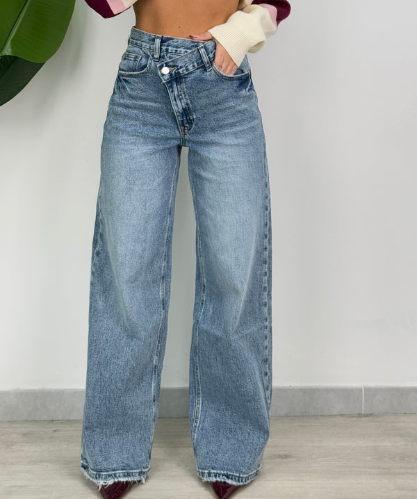 Jeans palazzo chiusura asimmetrica