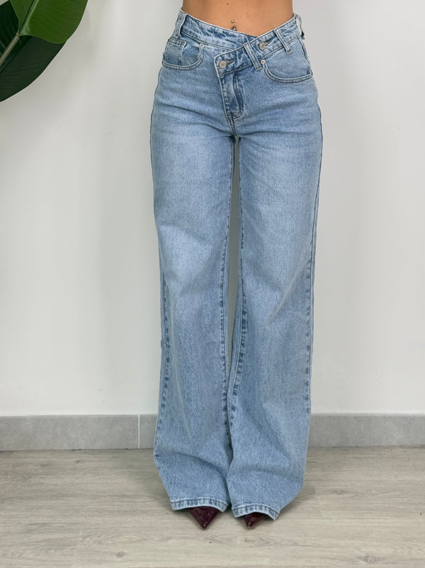 Jeans Denim chiaro chiusura asimmetrica